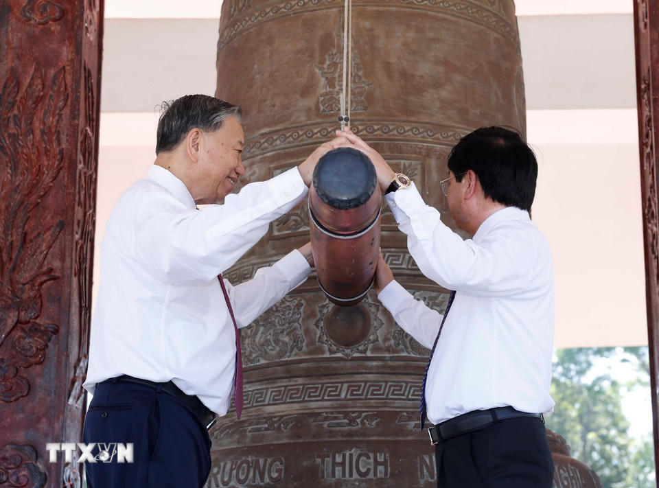 Tổng Bí thư Tô Lâm thỉnh chuông, tưởng niệm các liệt sỹ tại Nghĩa trang Liệt sỹ Trà Võ. (Ảnh: Thống Nhất/TTXVN)