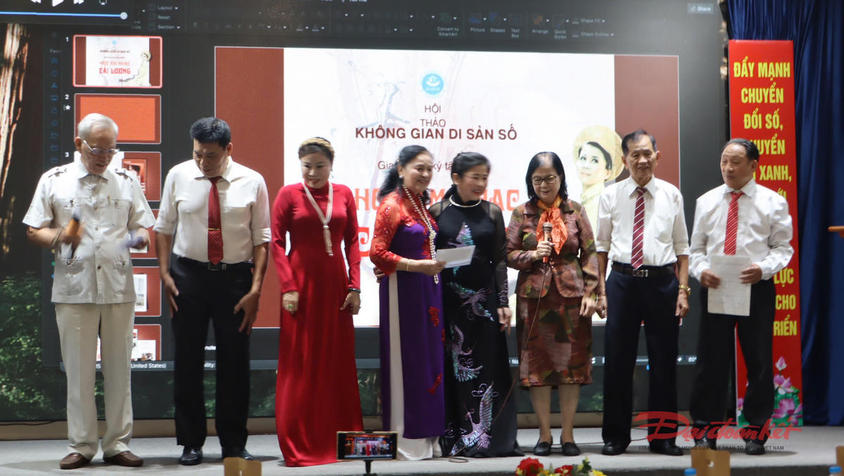 Các đại biểu giao lưu cùng nghệ sĩ tại chương trình. Ảnh: L.T