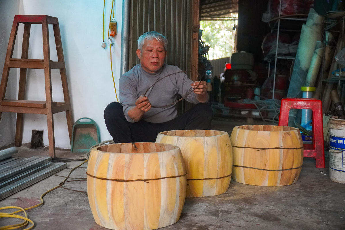 Là người có 48 năm theo nghề, ông Phạm Văn Lý, trú TDP Đọi Tam cho biết: Nghề làm trống ở đây có những quy tắc rất nghiêm ngặt, từ chọn gỗ mít già, phơi đủ năm, đến da trâu phải thuộc kỹ, căng đúng độ. 'Quan trọng nhất là nghề này chỉ truyền cho con trai trong nhà, không truyền ra ngoài, kể cả con rể', ông Lý nói. Ảnh: Đình Minh
