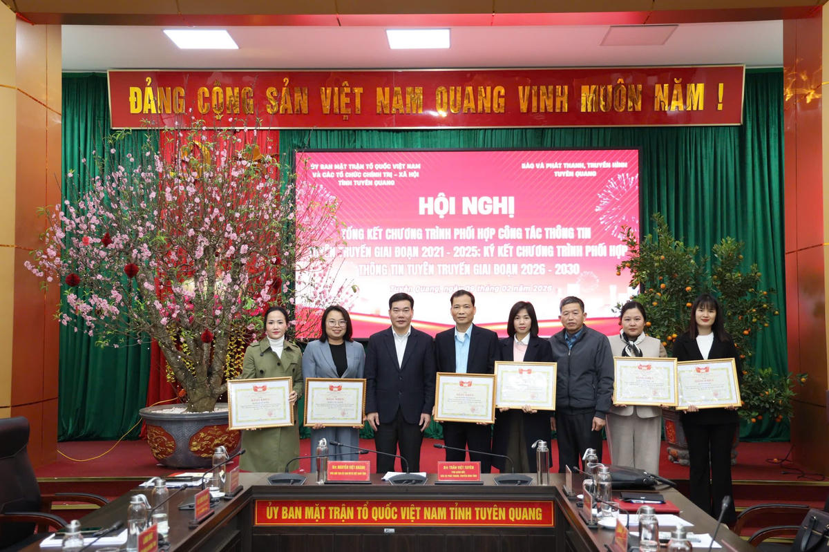 Ông Nguyễn Việt Khánh - Phó Chủ tịch Ủy ban MTTQ Việt Nam tỉnh Tuyên Quang trao Bằng khen cho các cá nhân có thành tích trong công tác phối hợp tuyên truyền.