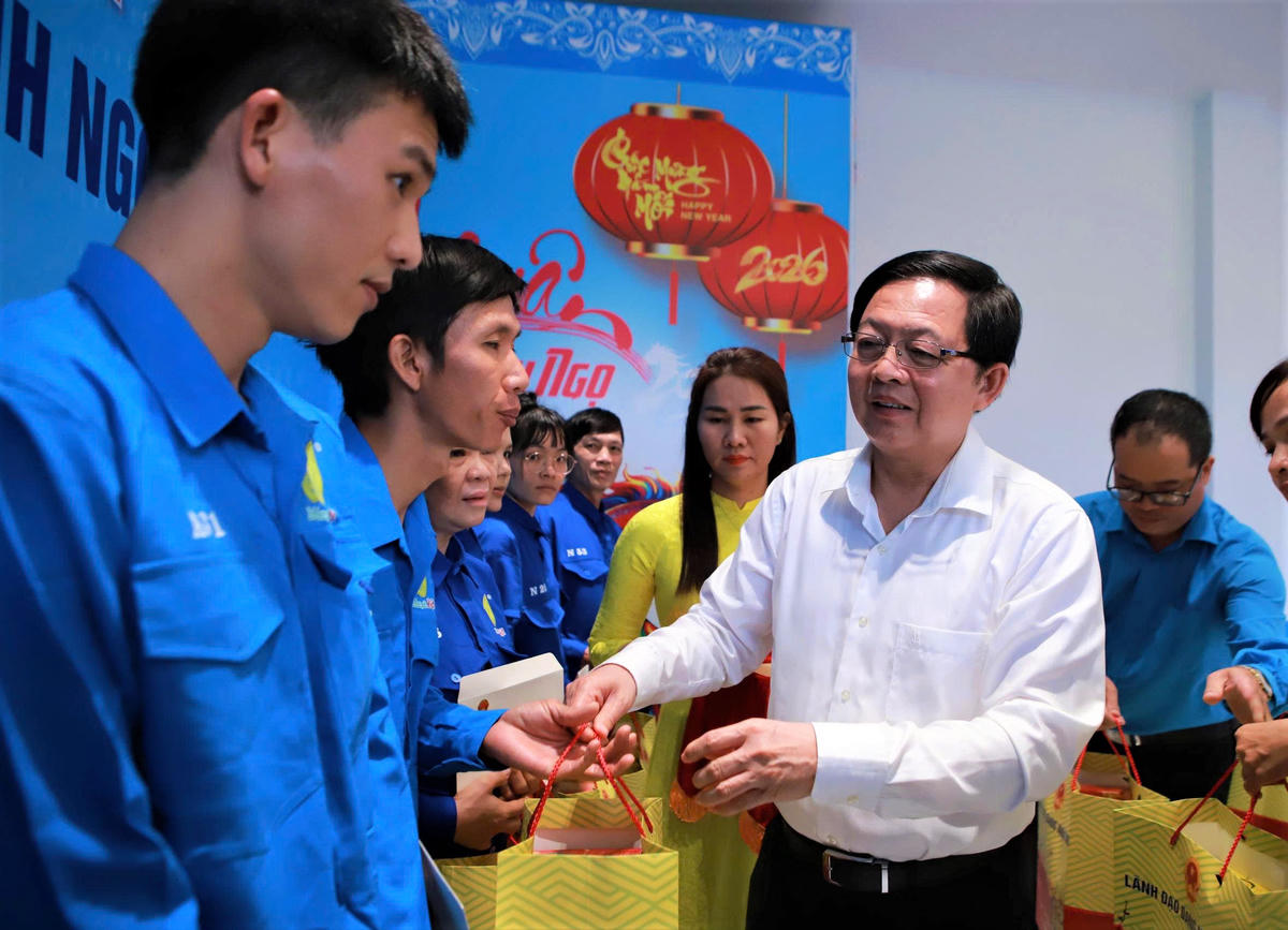 Ông Hồ Quốc Dũng, Phó Thủ tướng Chính phủ tặng quà Tết cho đoàn viên, người lao động Công ty TNHH giống gia cầm Minh Dư. Ảnh: CV.