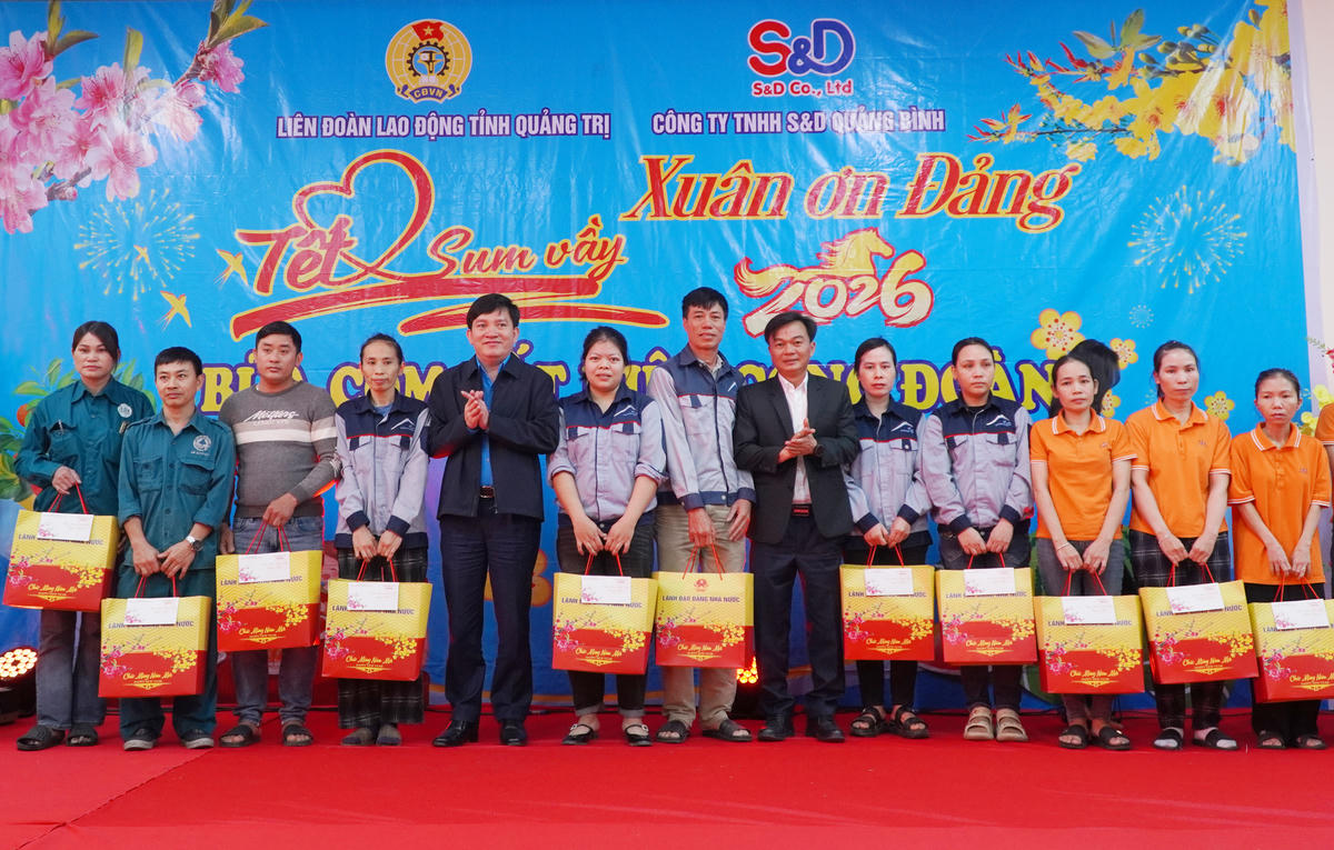 Ông Nguyễn Xuân Hùng, Phó Chủ tịch Tổng LĐLĐ Việt Nam và ông Nguyễn Chiến Thắng, Chủ tịch Ủy ban MTTQ Việt Nam tỉnh Quảng Trị trao tặng quà cho người lao động nghèo. Ảnh: X.T