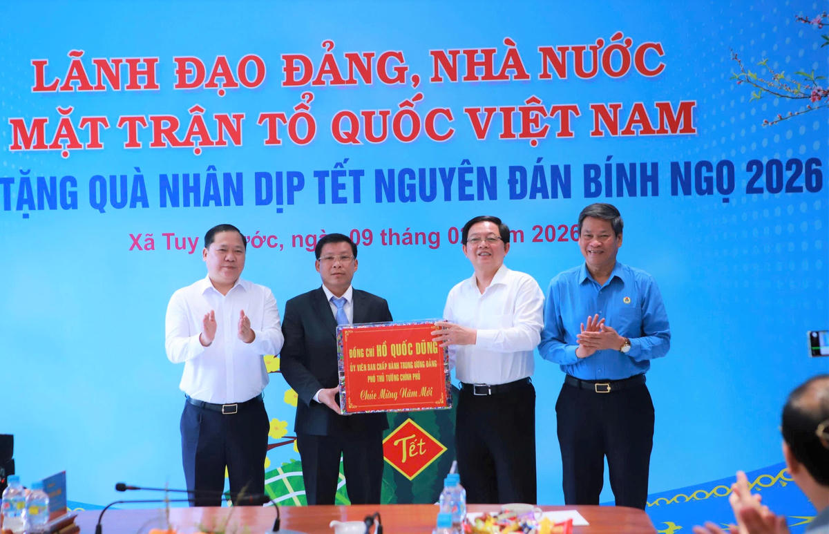 Phó Thủ tướng Hồ Quốc Dũng trao quà tặng Công ty TNHH Giống gia cầm Minh Dư. Ảnh: CV.