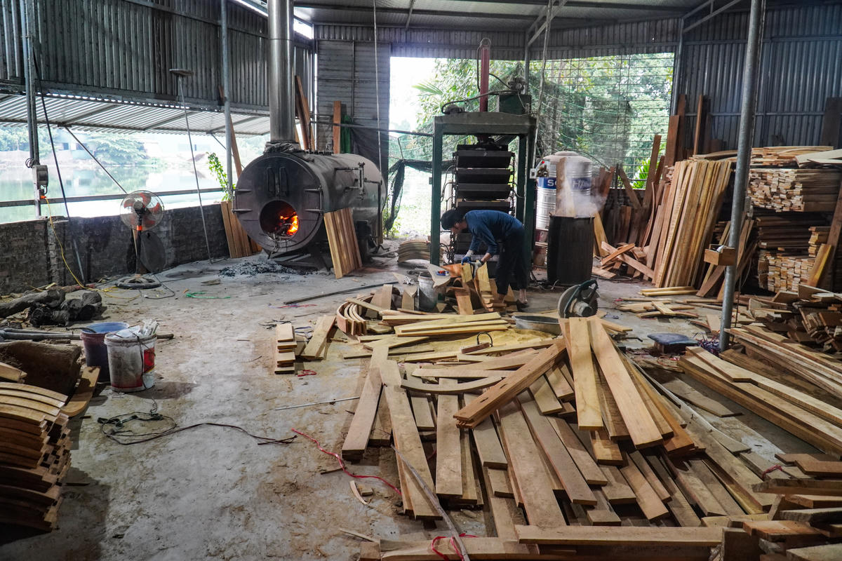 Trong khu xưởng rộng hơn 300m2 của mình, anh Phạm Văn Tuấn (49 tuổi), một trong những chủ cơ sở làm trống lớn tại làng nghề vẫn tất bật cùng thợ hoàn thiện những đơn hàng cuối năm. Ảnh: Đình Minh