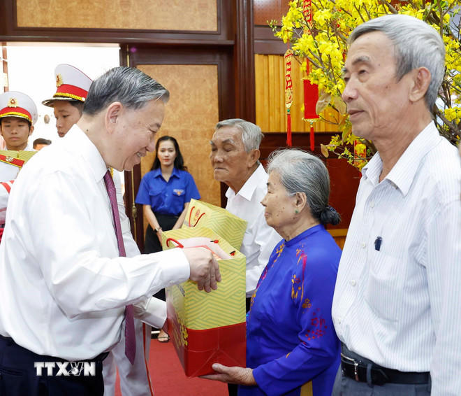 Tổng Bí thư Tô Lâm tặng quà cho gia đình chính sách và người có công tiêu biểu. (Ảnh: Thống Nhất/TTXVN)