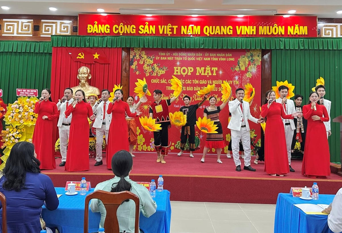 Văn nghệ chào mừng buổi họp mặt chức sắc, chức việc các tổ chức tôn giáo và người có uy tín trong đồng bào dân tộc. Ảnh: Trung Ngãi.