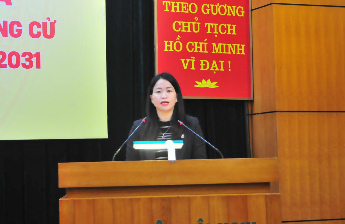 Bà Trần Thị Hoàn, Phó Chủ tịch Ủy ban MTTQ Việt Nam tỉnh Tuyên Quang phát biểu tại hội nghị. Ảnh: Xuân Trường.