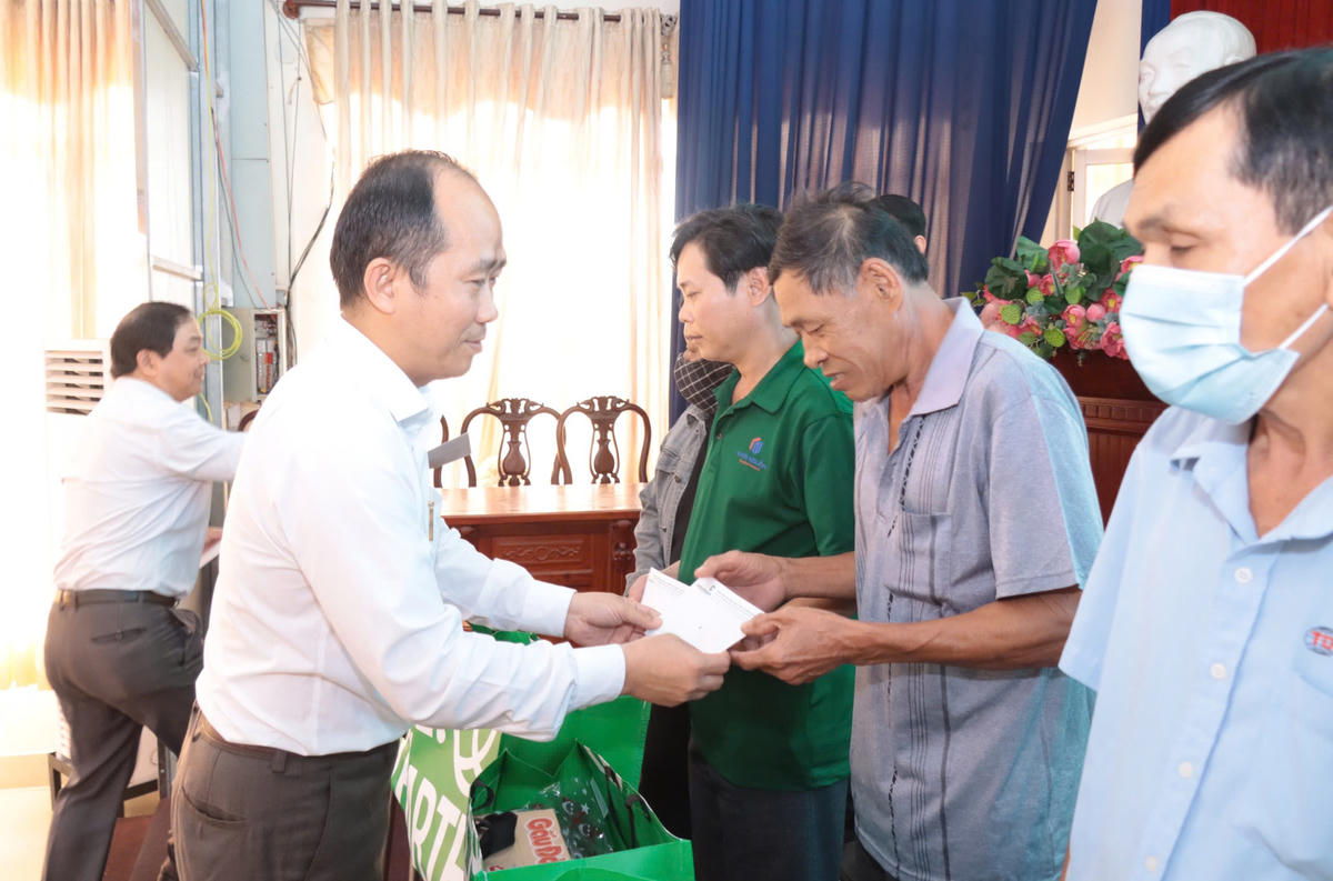 Trao 100 phần quà Tết cho các hộ dân có hoàn cảnh khó khăn