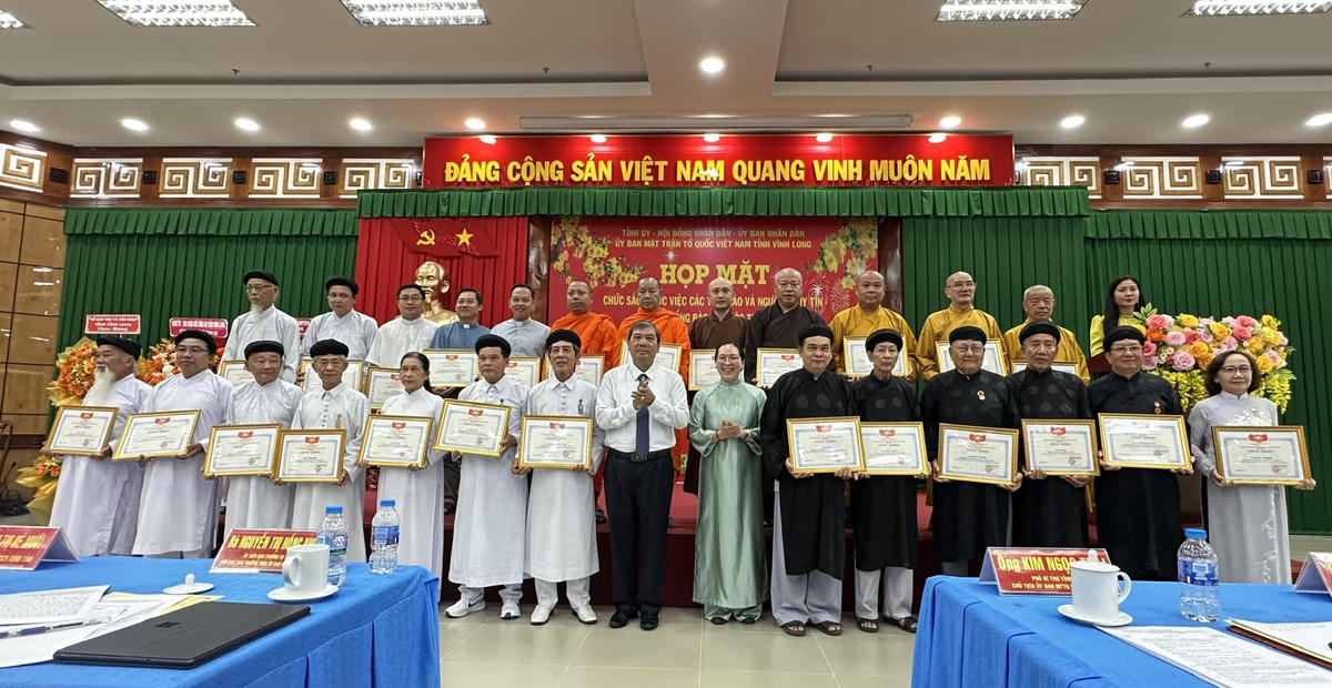Khen thưởng các cá nhân là chức sắc tôn giáo và người có uy tín có thành tích tiêu biểu trong các cuộc vận động, phong trào thi đua năm 2025. Ảnh: Trung Ngãi.