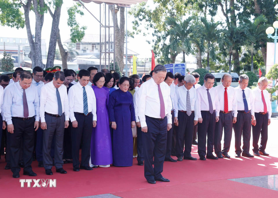 Tổng Bí thư Tô Lâm và đoàn công tác Trung ương dâng hoa, dâng hương tại Nghĩa trang Liệt sỹ Trà Võ. (Ảnh: Thống Nhất/TTXVN)