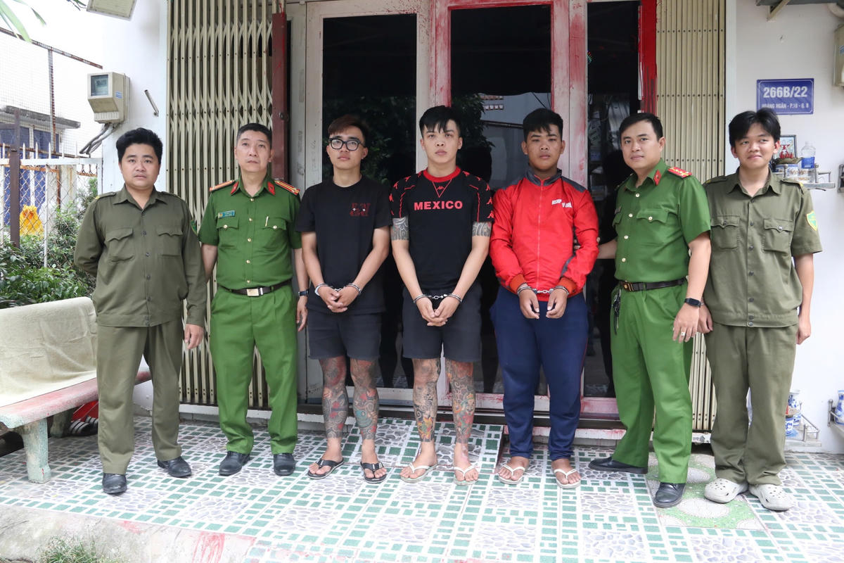 Các đối tượng tại cơ quan công an. Ảnh: CA.