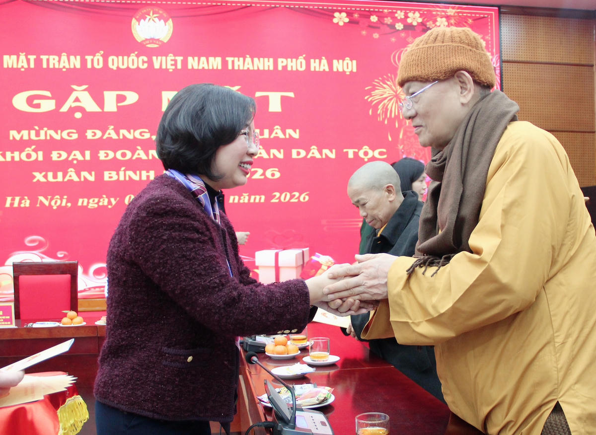 Chủ tịch Ủy ban MTTQ Việt Nam TP Hà Nội Bùi Huyền Mai trao quà tặng các đại biểu nhân dịp Xuân mới Bính Ngọ 2026.