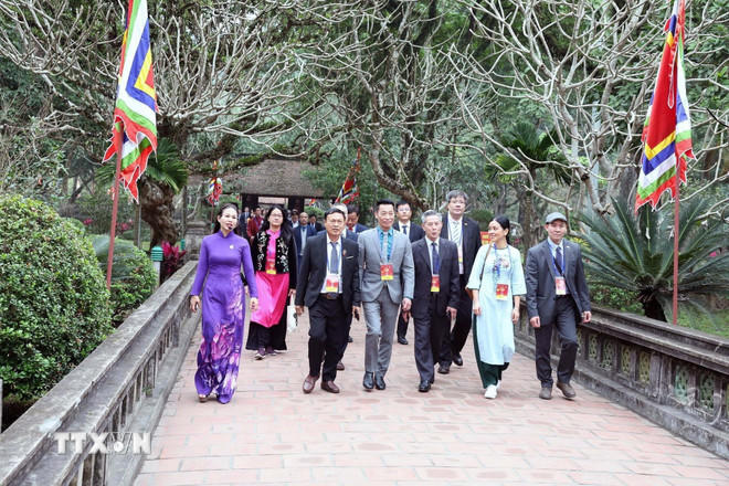 Đoàn kiều bào tham quan và dâng hương tại Khu di tích Đền thờ Vua Đinh, Vua Lê (tỉnh Ninh Bình). (Ảnh: Đại Nghĩa/TTXVN).