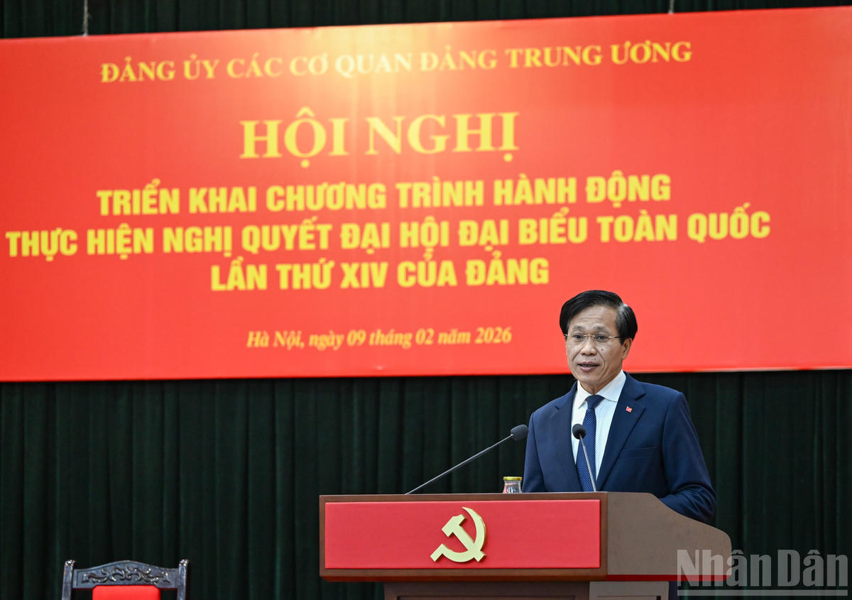 Phó Bí thư Đảng ủy, Phó Giám đốc Học viện Chính trị Quốc gia Hồ Chí Minh Hoàng Phúc Lâm tham luận tại hội nghị. (Ảnh: DUY LINH)