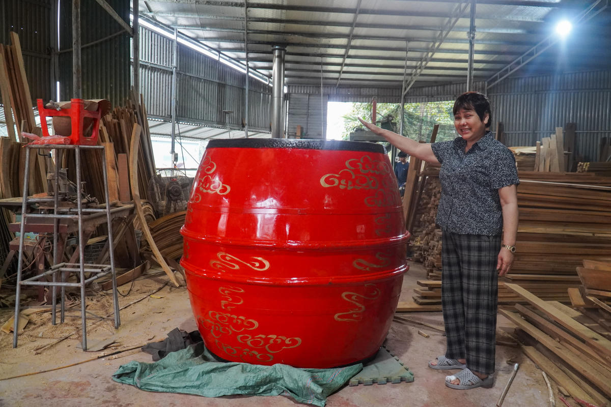 Theo bà Đỗ Thị Nguyệt - Chi hội trưởng chi hội nông dân tổ dân phố Đọi Tam, nghề làm trống nơi đây có lịch sử trên 1.000 năm, gắn với cụ tổ nghề Nguyễn Đức Năng (925 - 990). Ảnh: Đình Minh