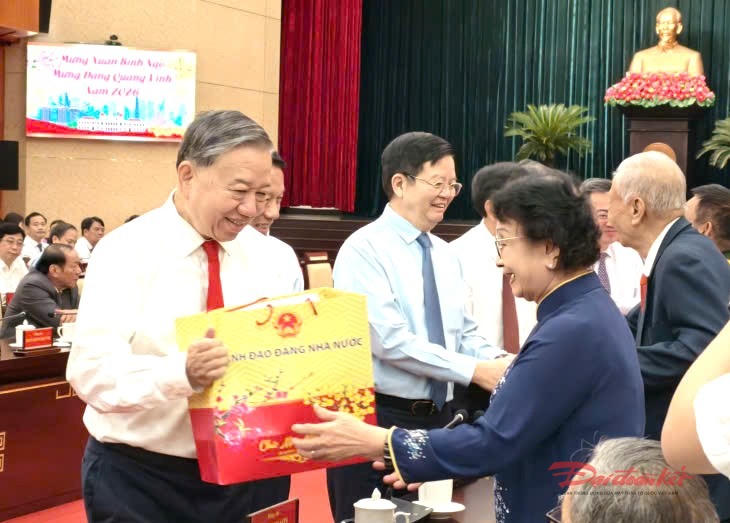 Tổng Bí thư Tô Lâm tặng quà Tết cho đại biểu tại buổi đến thăm và chúc Tết. Ảnh: Hồng Phúc.