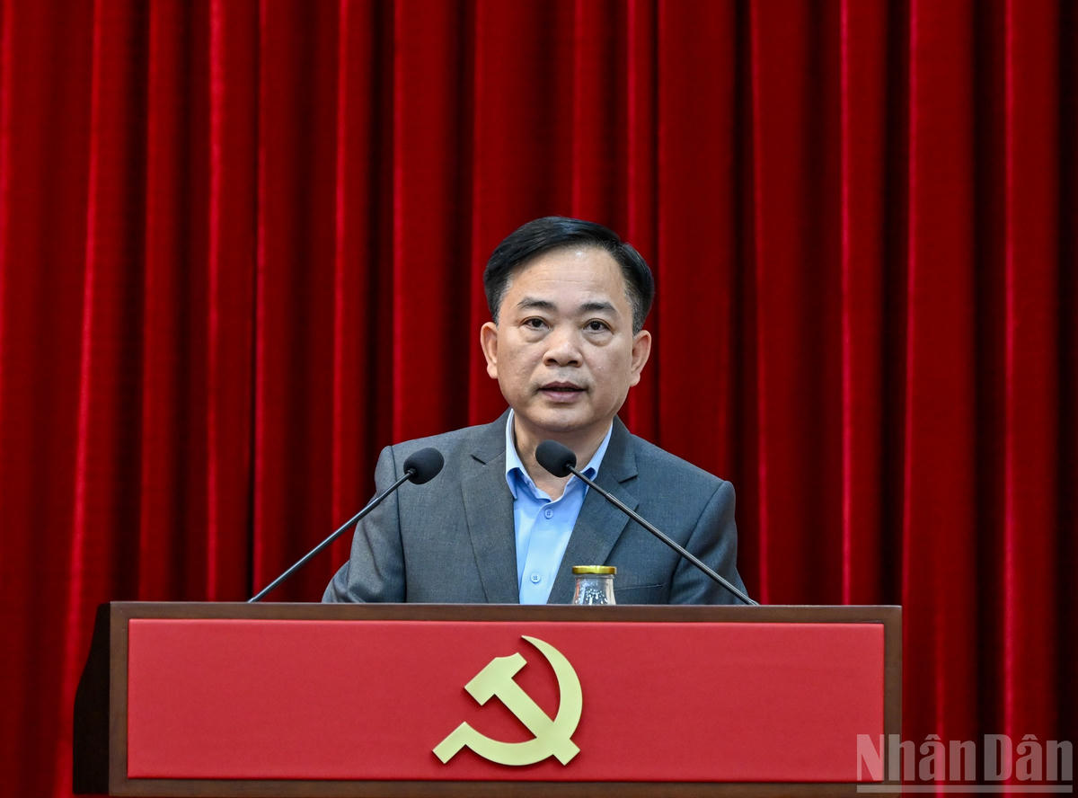 Phó Bí thư Đảng ủy Viện Kiểm sát nhân dân tối cao Nguyễn Như Hùng tham luận tại hội nghị. (Ảnh: DUY LINH)