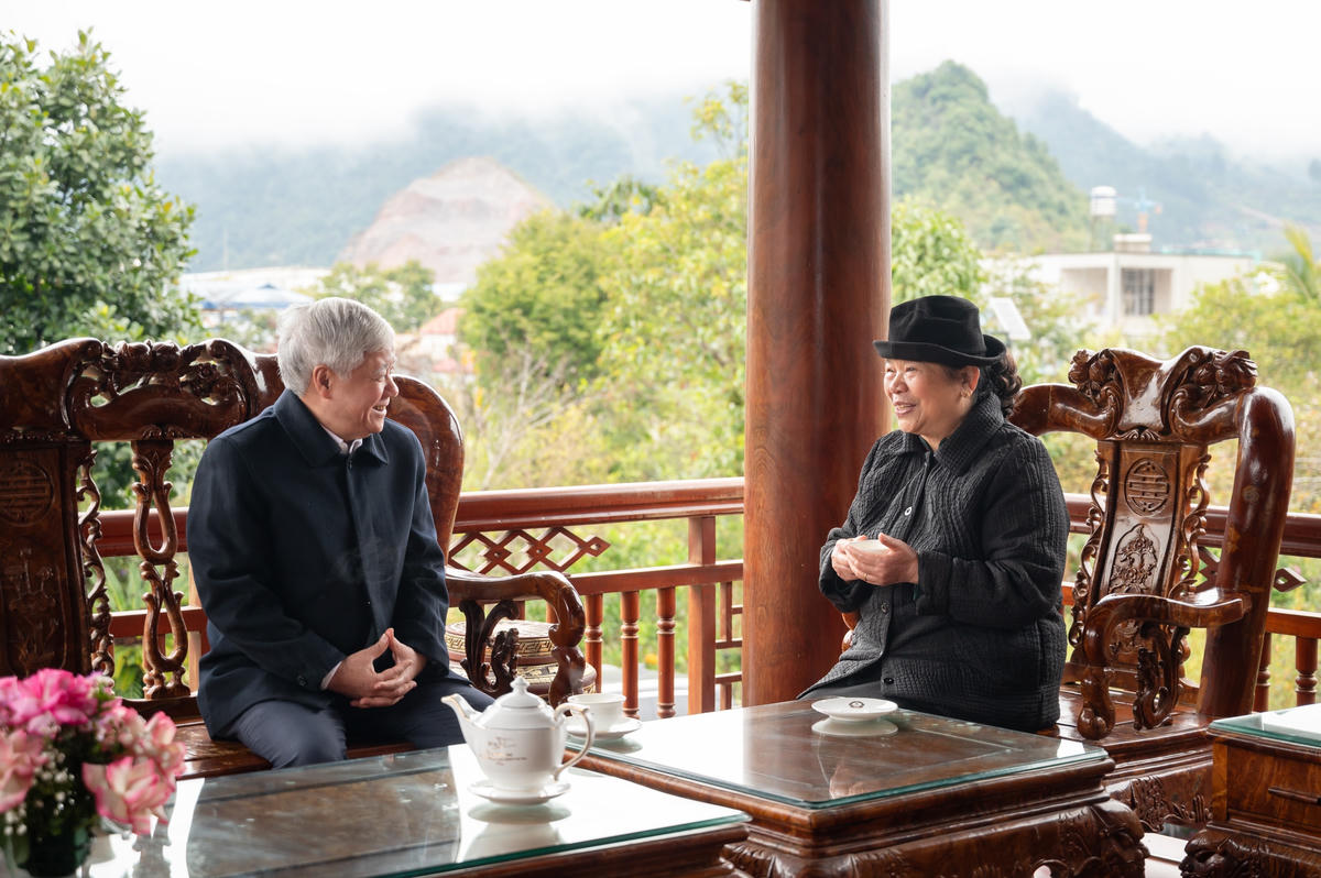 Phó Chủ tịch Thường trực Quốc hội Đỗ Văn Chiến thăm và chúc tết nguyên Phó Chủ tịch Thường trực Quốc hội Tòng Thị Phóng.