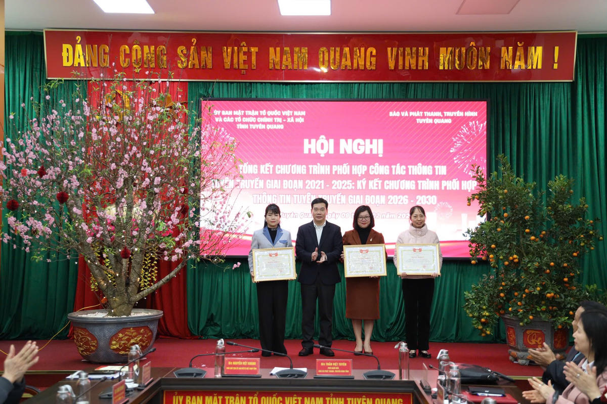 Các tập thể có thành tích trong công tác phối hợp thông tin, tuyên truyền được tặng Bằng khen.