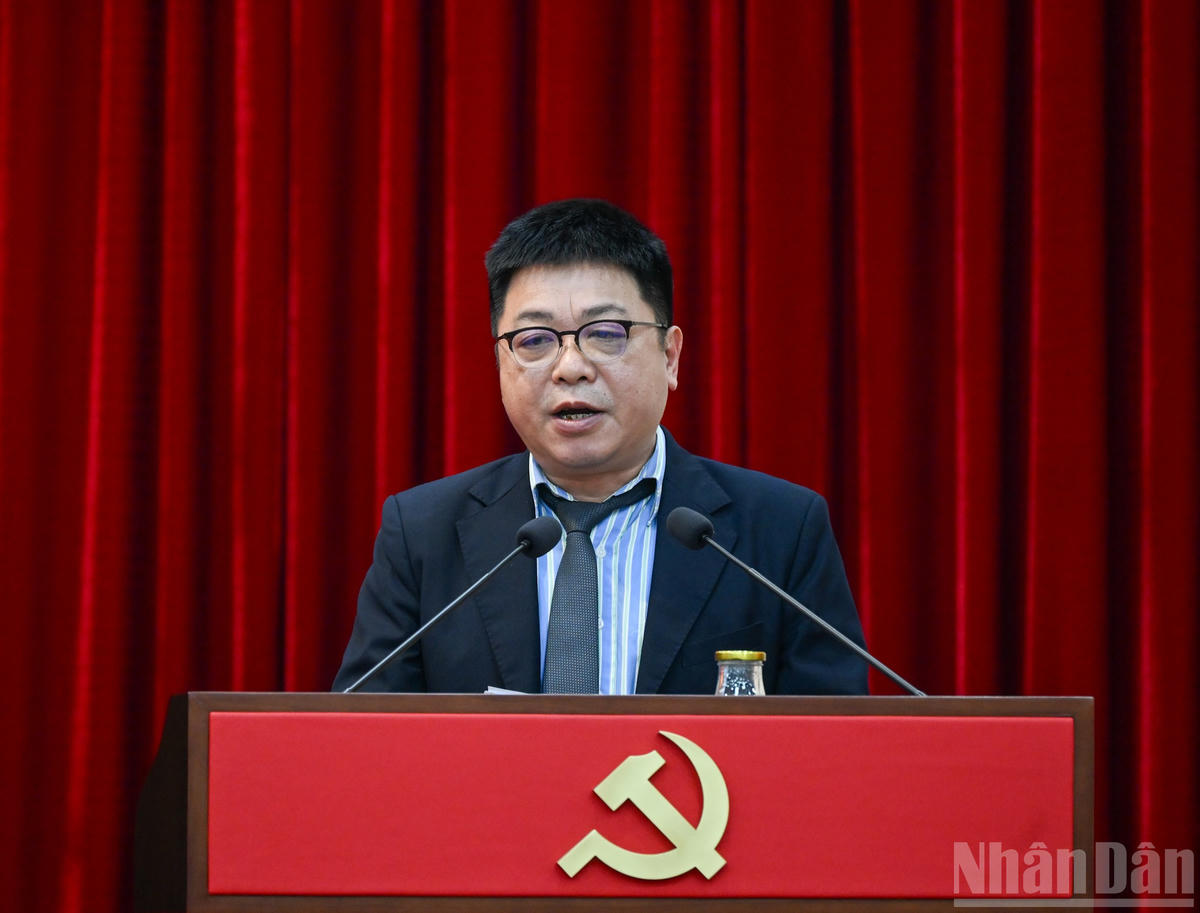 Phó Bí thư Thường trực Đảng ủy, Phó Tổng Biên tập Báo Nhân Dân Quế Đình Nguyên tham luận tại hội nghị. (Ảnh: DUY LINH)