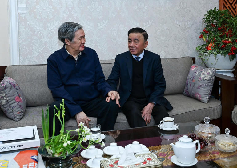 Thường trực Ban Bí thư Trần Cẩm Tú thăm hỏi, chúc Tết đồng chí Đinh Thế Huynh. (Ảnh: Duy Linh).