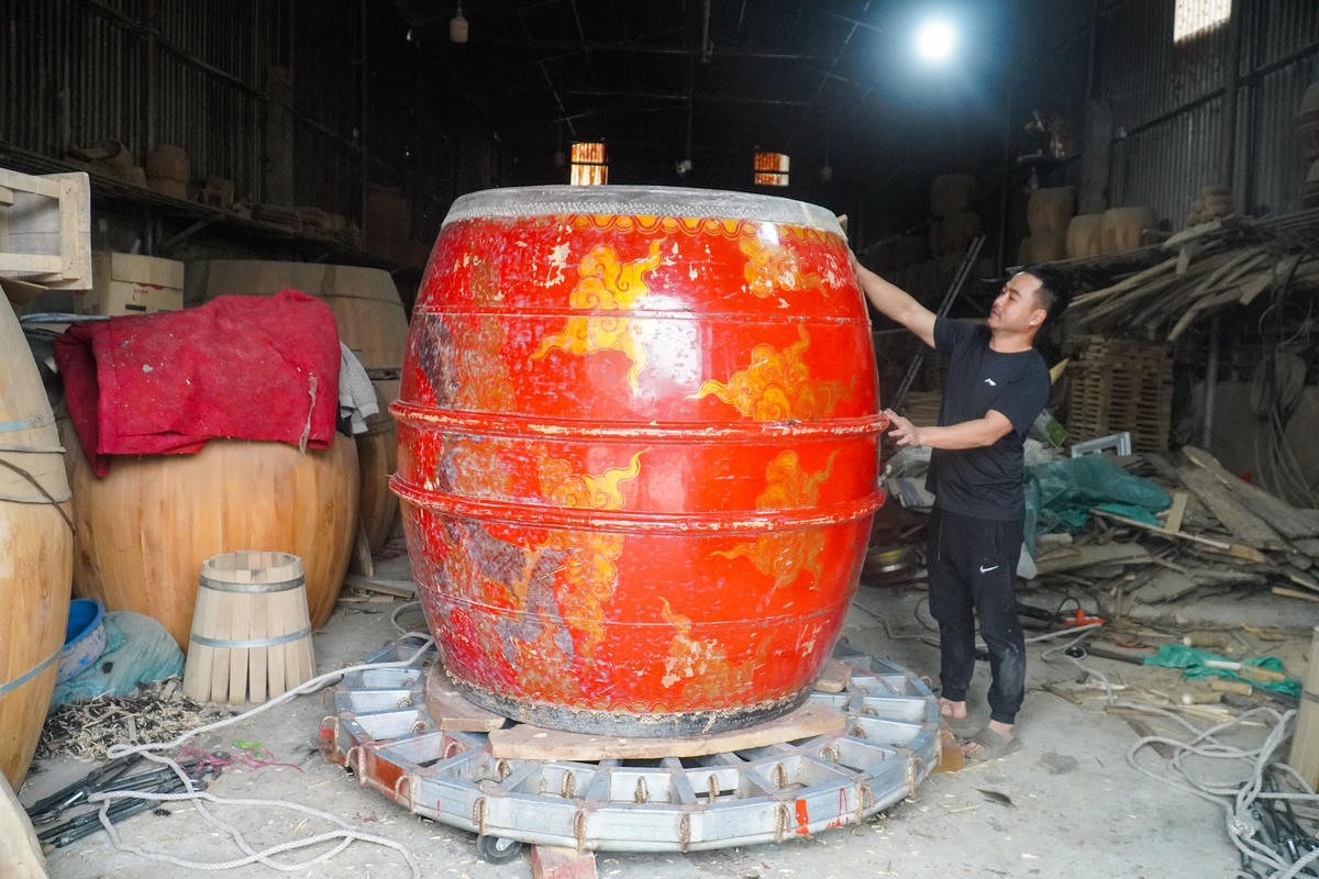 Tương truyền, năm 987, khi vua Lê Đại Hành về Đọi Tam thúc đẩy phong trào trồng lúa, cụ Nguyễn Đức Năng đã dâng một chiếc trống lớn. Khi nhà vua gõ thử, âm thanh vang rền như sấm, nên đã phong cụ là Trạng Sấm. Từ đó, nghề trống bén rễ, truyền đời và trở thành niềm tự hào của người dân nơi đây. Ảnh: Đình Minh