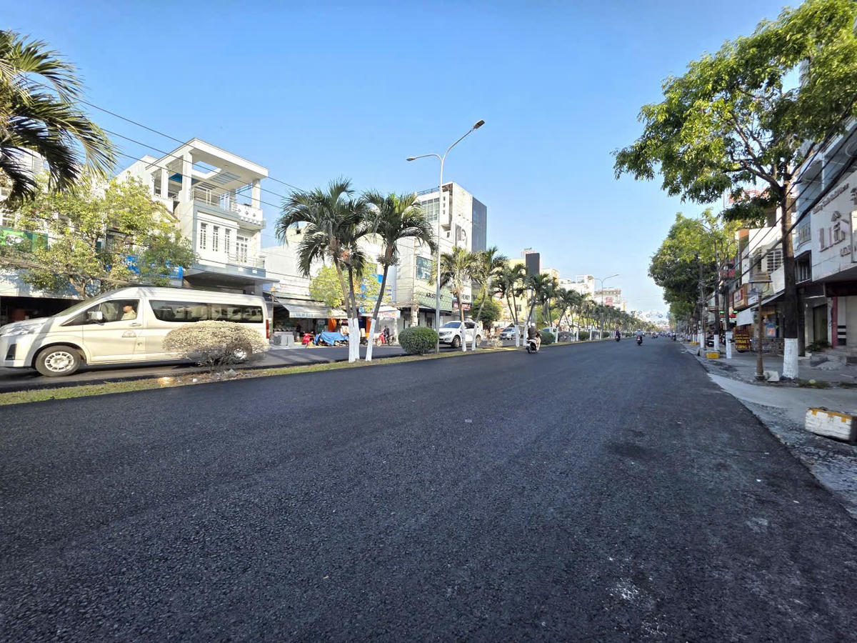 Đường Trần Phú, phường Bạc Liêu được nâng cấp tạo nên diện mạo đô thị khang trang. Ảnh: Nguyên Du