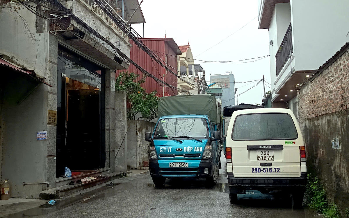 

Bước qua cổng làng Tranh Khúc những ngày này, đi dọc trục đường chính, điều mà dễ nhận thấy đầu tiên chính là hương thơm đặc biệt từ những nồi bánh chưng lan toả khắp ngôi làng - hương vị đặc biệt của lá dong phảng phất hoà quyện cùng gió xuân. Nhịp sống tất bật của làng nghề bánh chưng vào vụ Tết hiện lên rõ nét. Từ đây, những chuyến xe chở bánh chưng Tranh Khúc tỏa đi khắp nơi, mang theo hương vị Tết đến với từng gia đình. Ảnh: Phạm Sỹ.. 