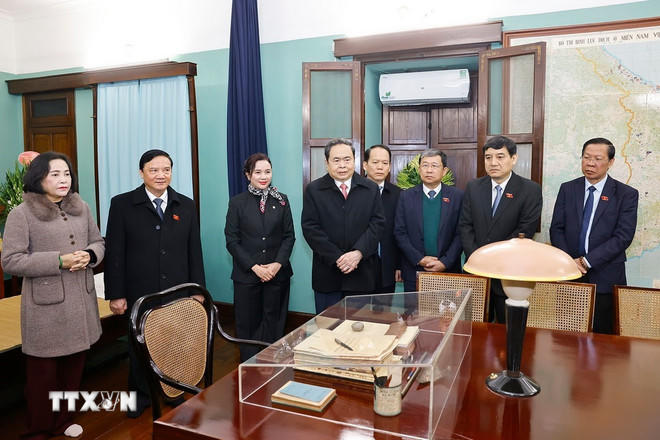 Chủ tịch Quốc hội Trần Thanh Mẫn và đại biểu tại Nhà 67 trong Khu di tích Chủ tịch Hồ Chí Minh. Ảnh: Doãn Tấn - TTXVN.