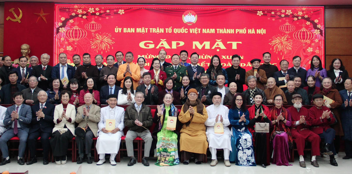 Các đại biểu chụp ảnh lưu niệm tại chương trình.&nbsp;