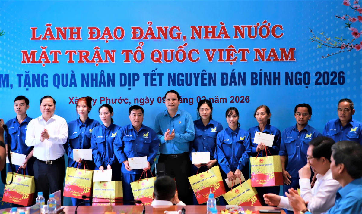Ông Nguyễn Phi Long (áo trắng), Ủy viên Ban Chấp hành Trung ương Đảng, Phó Bí thư Đảng ủy MTTQ, các đoàn thể Trung ương trao quà Tết cho đoàn viên, người lao động. Ảnh: CV.