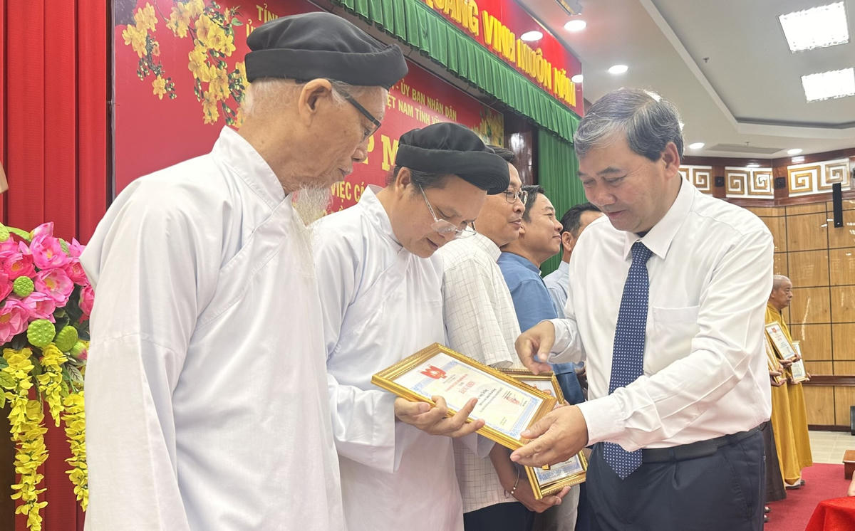 Ông Kim Ngọc Thái, Phó Bí thư Tỉnh ủy, Chủ tịch Ủy ban MTTQ Việt Nam tỉnh Vĩnh Long trao khen thưởng cho các cá nhân là chức sắc tôn giáo và người có uy tín có thành tích tiêu biểu trong các cuộc vận động, phong trào thi đua năm 2025. Ảnh: Trung Ngãi.