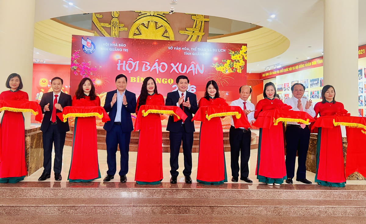 Các đại biểu thực hiện nghi thức cắt băng khai mạc Hội Báo Xuân Bính Ngọ 2026. Ảnh: NL.