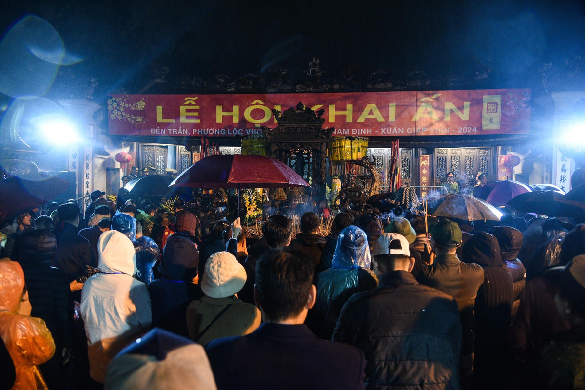 Lễ hội khai ấn đền Trần thường thu hút rất đông người tham gia. Ảnh: Duy Hưng.