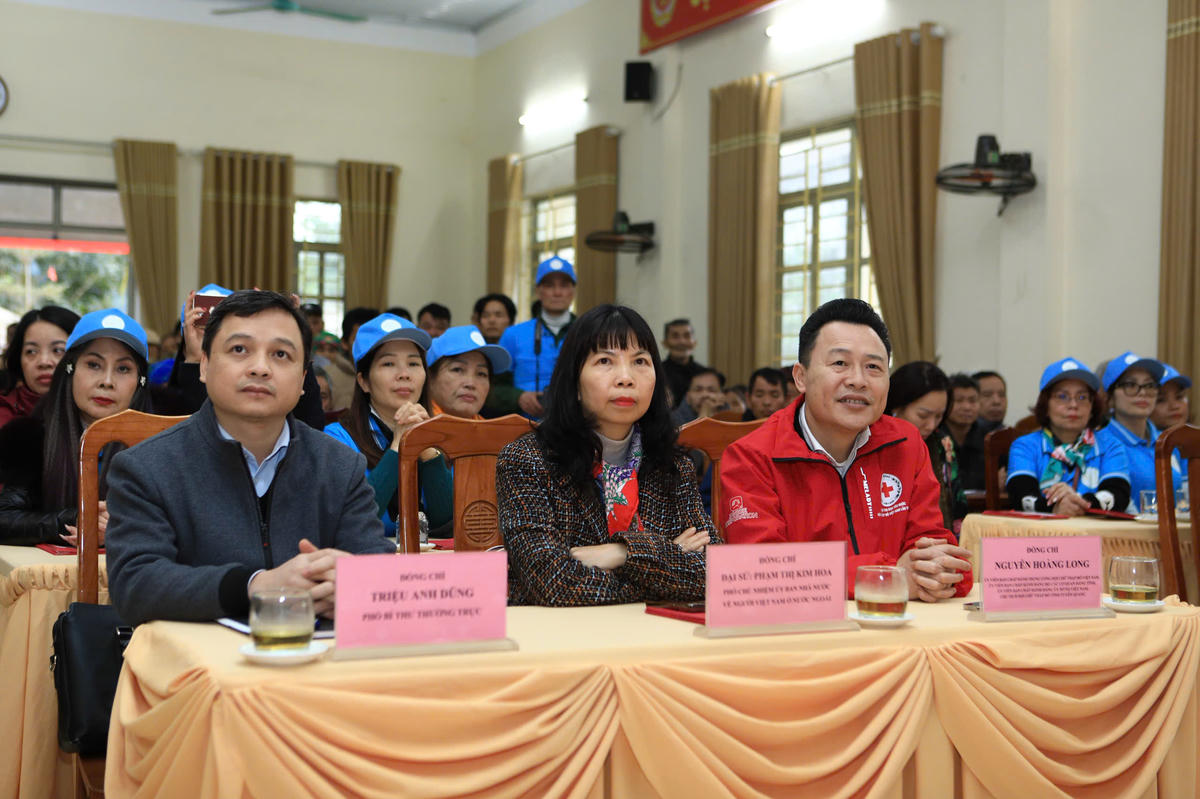 Bà Phạm Thị Kim Hoa - Phó Chủ nhiệm Ủy ban Nhà nước về người Việt Nam ở nước ngoài (ở giữa) tham dự chương trình. Ảnh: P.H.