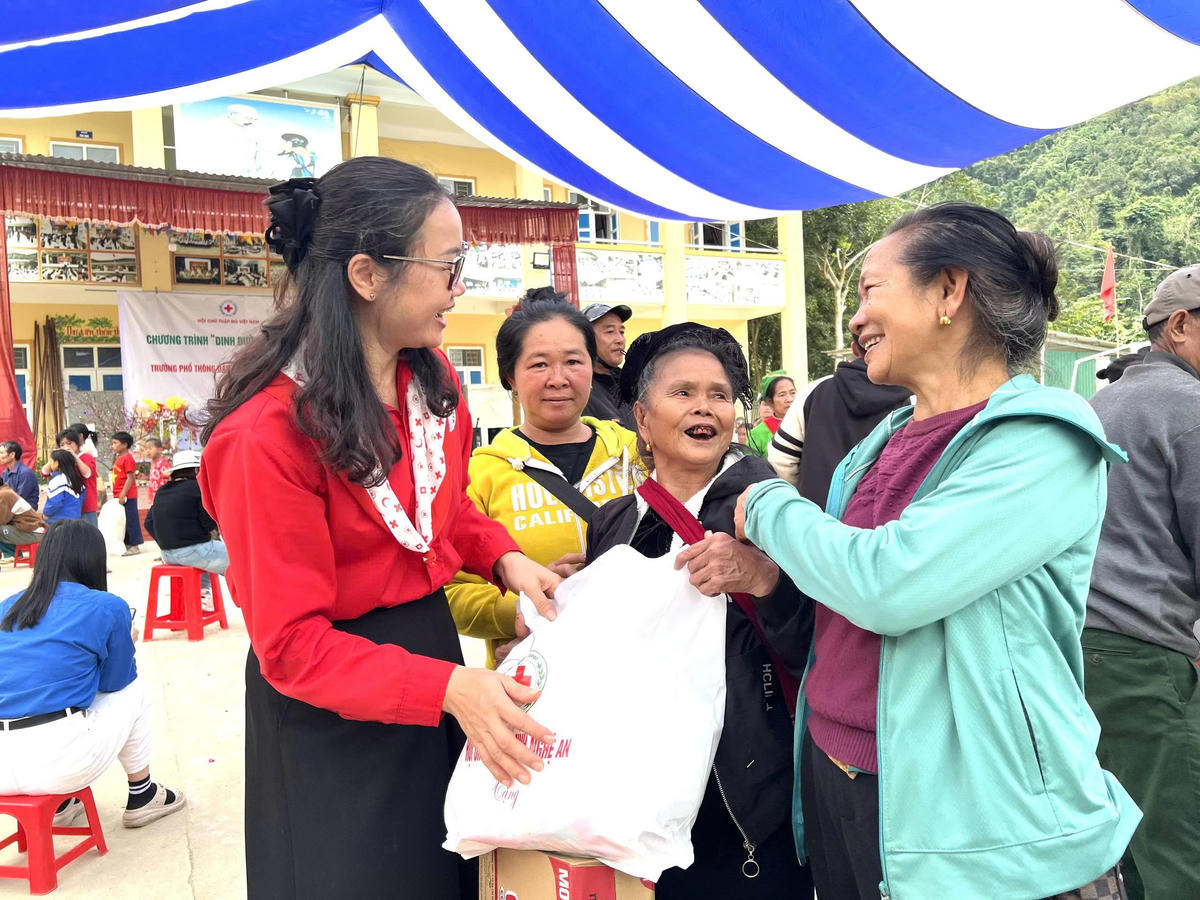 Toàn hệ thống Hội đã tổ chức 112 Chương trình “Tết Nhân ái” theo mô hình “Hội chợ - Tặng quà - Vui Tết”. Ảnh: H. Loan