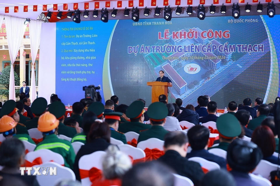 Thủ tướng Phạm Minh Chính phát biểu tại Lễ khởi công dự án Trường tiểu học Cẩm Thạch, Thanh Hóa. (Ảnh: Dương Giang/TTXVN)