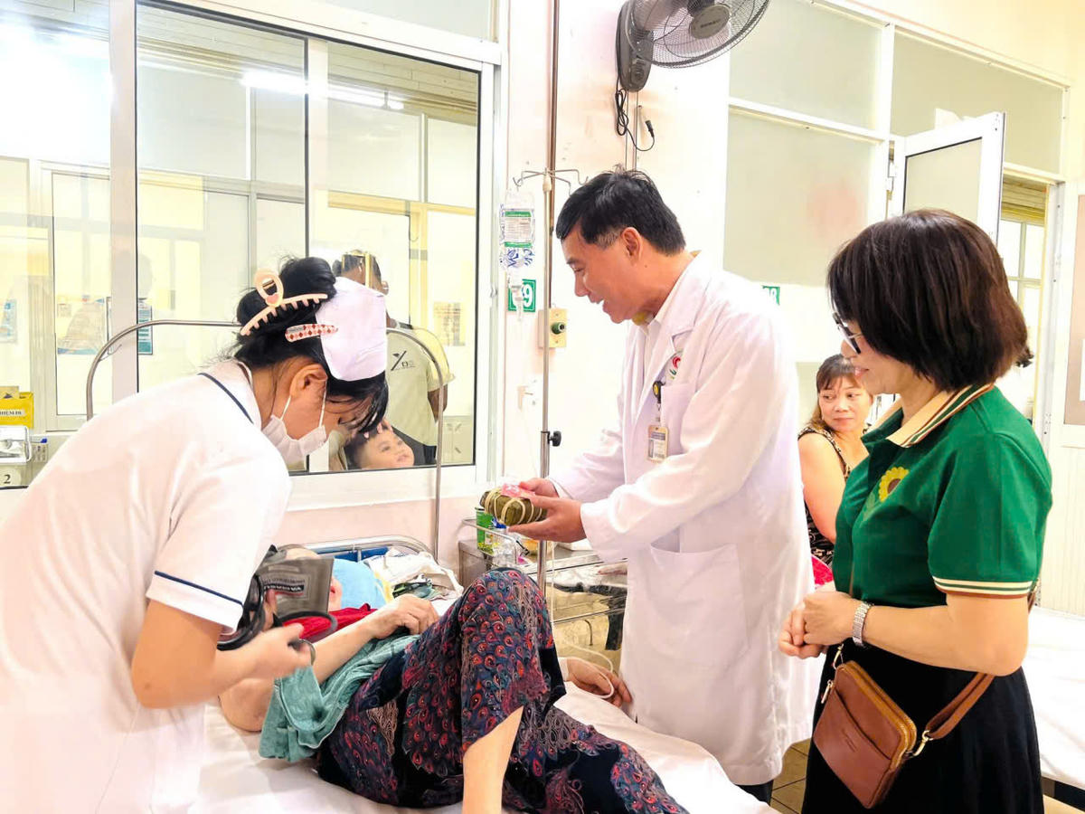 Những nụ cười ấm áp của bệnh nhân khi nhận quà trở thành nguồn động viên tinh thần lớn lao đối với tập thể y tế. Ảnh: T.L