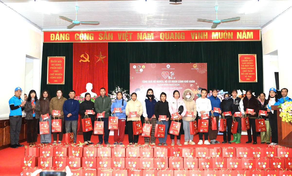 Đoàn tặng quà cho hộ gia đình có hoàn cảnh khó khăn. Ảnh: P.H.