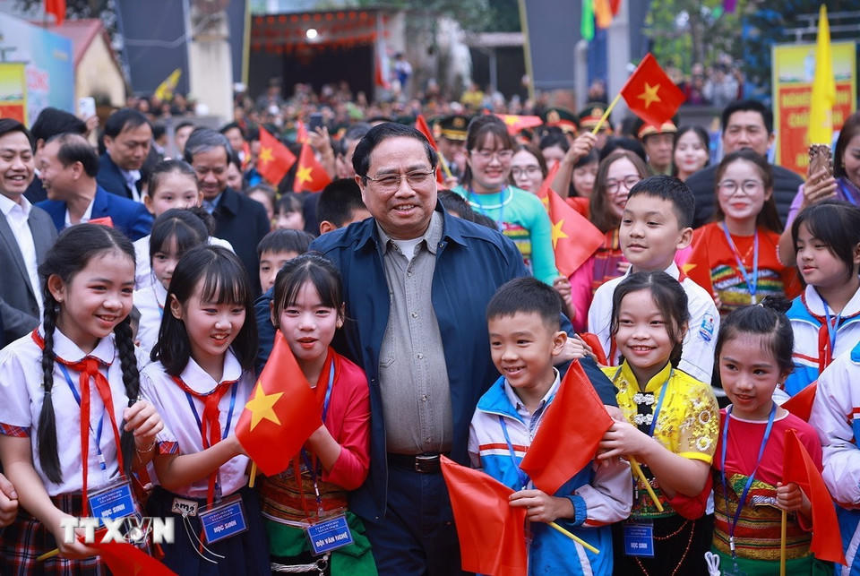 Thủ tướng Phạm Minh Chính với học sinh tham dự Lễ khởi công dự án Trường tiểu học Cẩm Thạch. (Ảnh: Dương Giang/TTXVN)