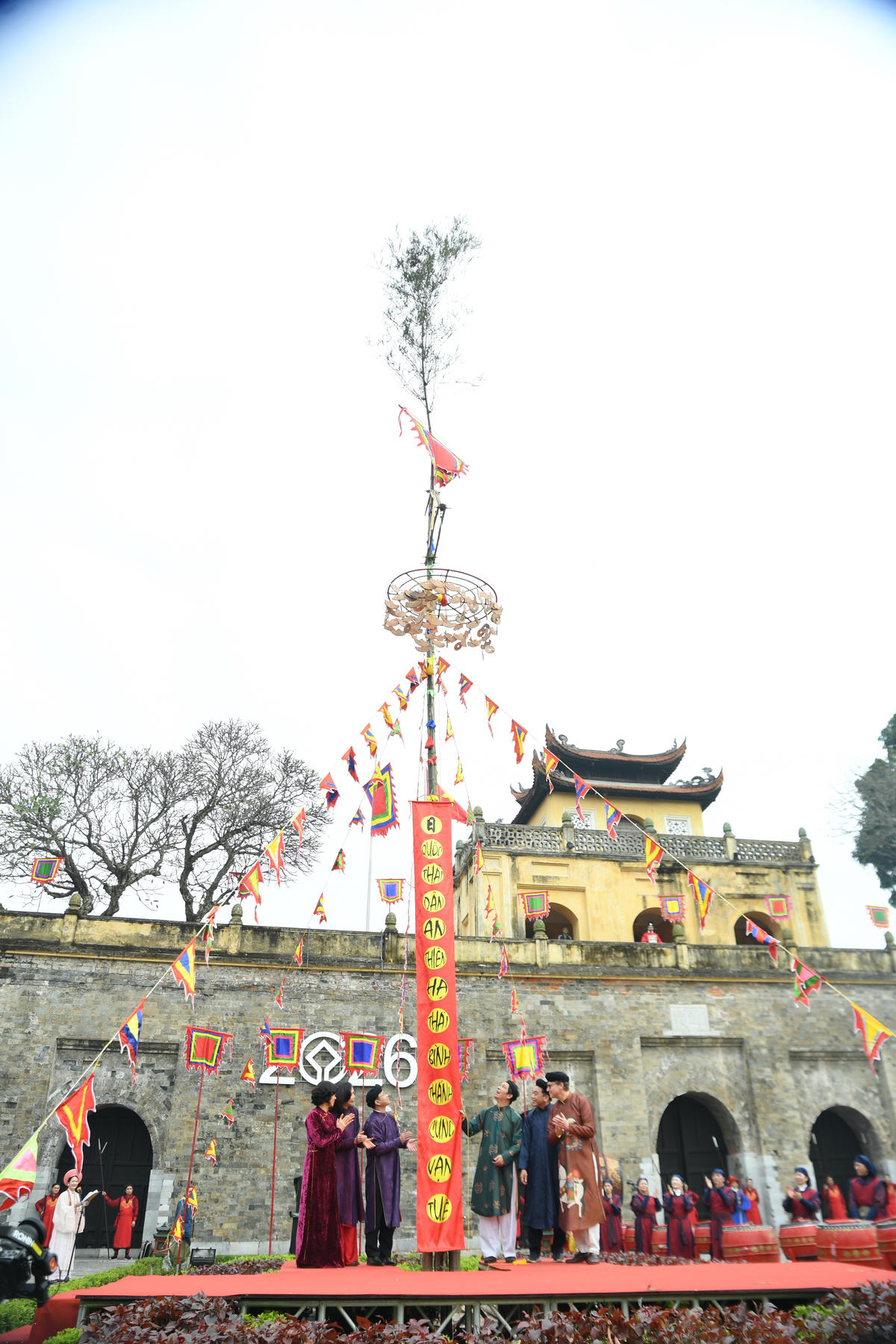 Các đại biểu cùng nhau thực hiện thả phướn. Ảnh: Phạm Sỹ.