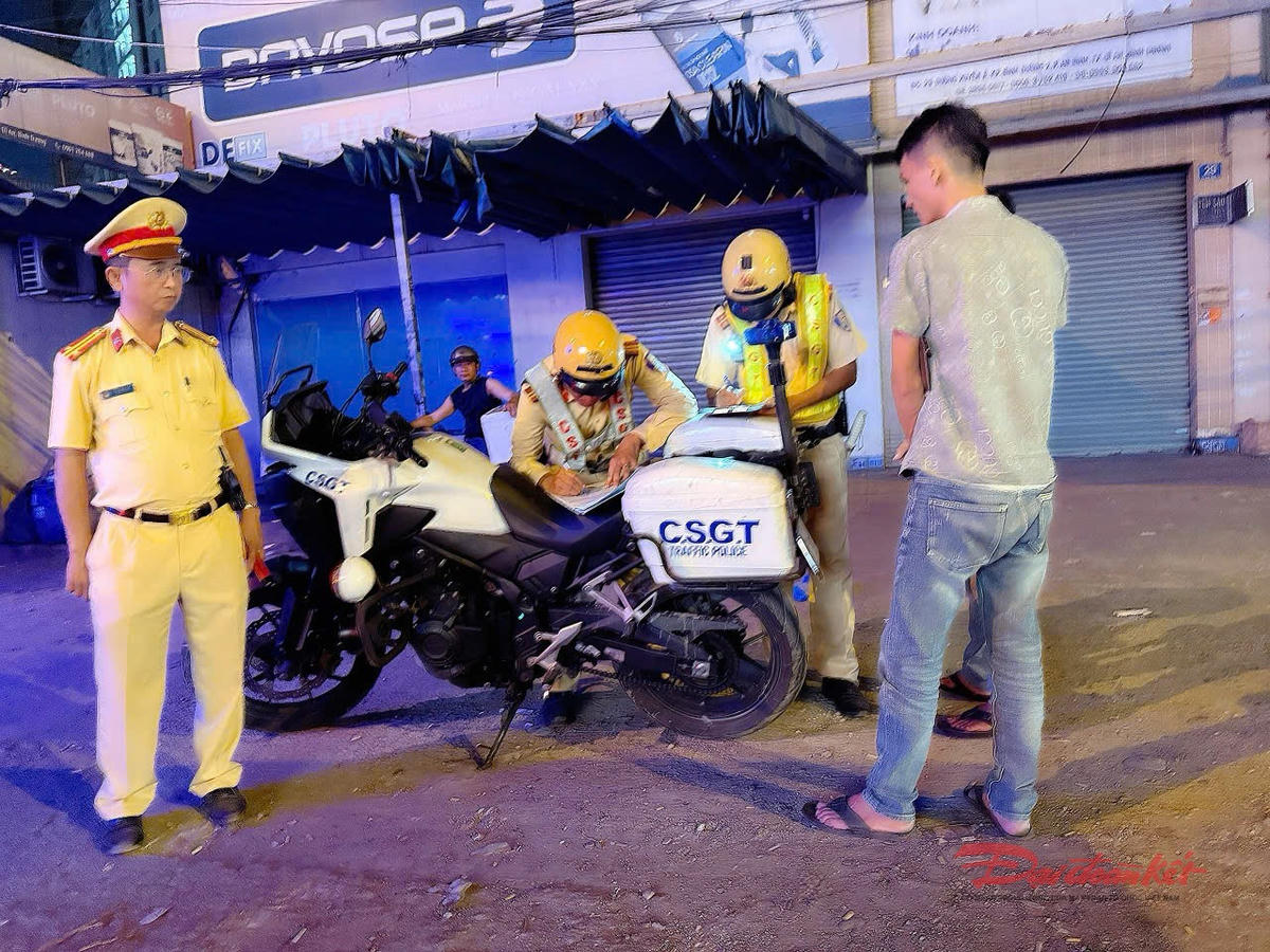 TP Hồ Chí Minh: Xe dù, bến cóc 'núp bóng' cây xăng, bãi xe hoạt động rầm rộ cận Tết