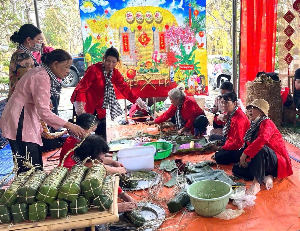 Điểm nhấn của chương trình là Lễ dâng cúng bánh Tết Quốc Tổ Hùng Vương – một nghi thức quan trọng được thành phố duy trì hằng năm nhằm tưởng nhớ công lao dựng nước của các Vua Hùng. Ảnh: H.H