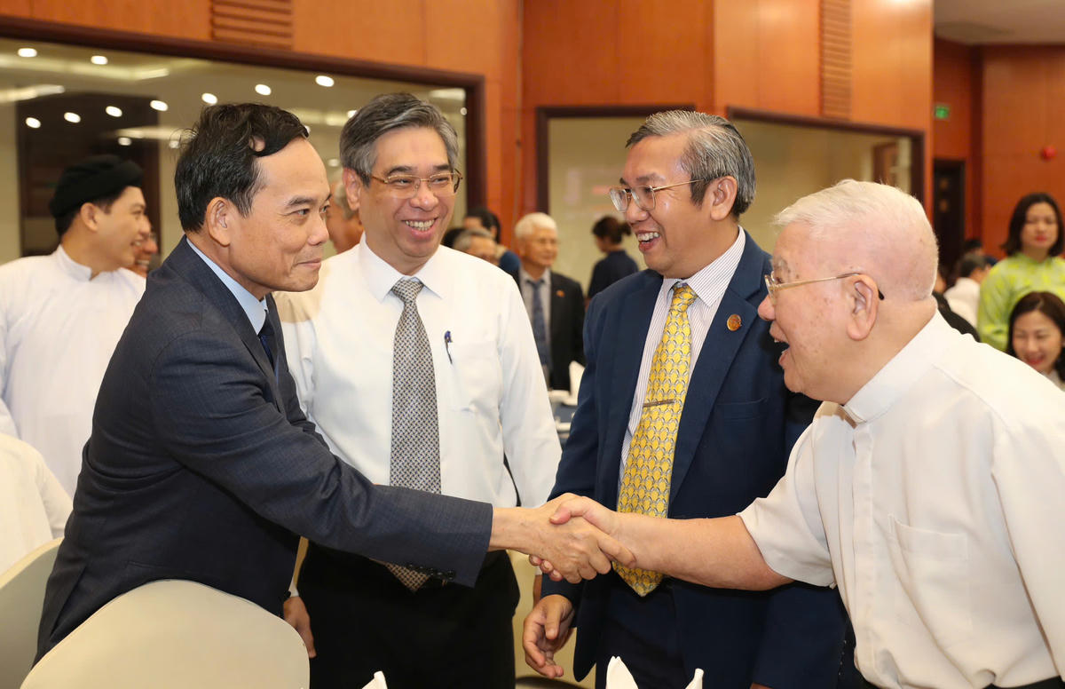 Bí thư Thành uỷ TP Hồ Chí Minh Trần Lưu Quang chụp ảnh cùng các đại biểu tại buổi họp mặt. Ảnh: Hoàng Triều.