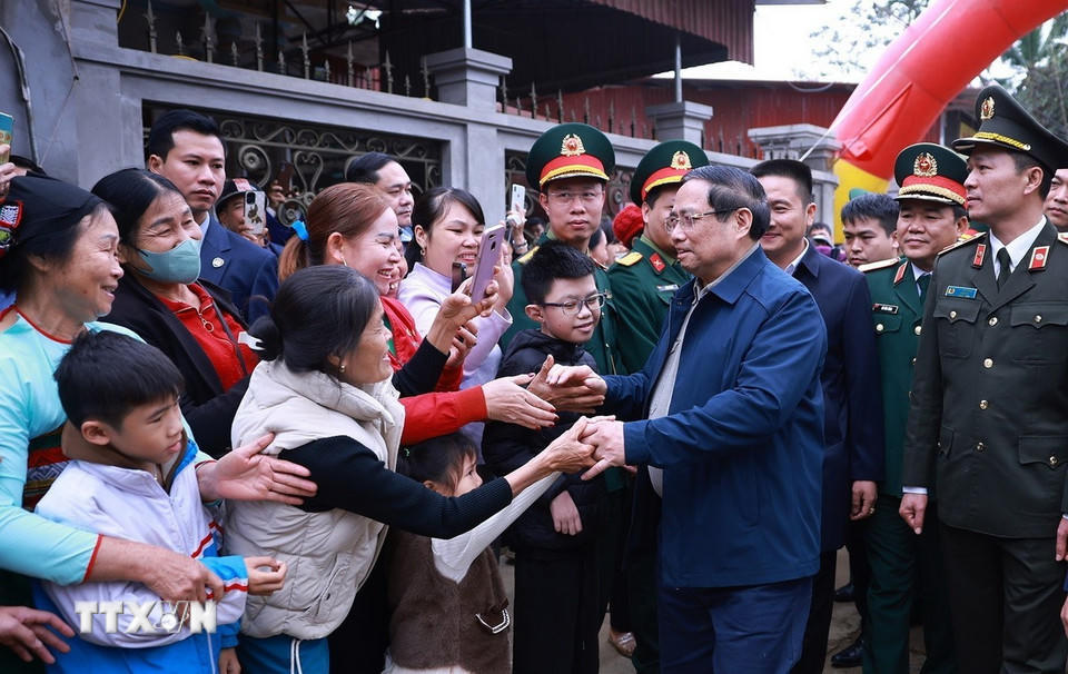 Thủ tướng Phạm Minh Chính với nhân dân xã Cẩm Thạch, Thanh Hóa. (Ảnh: Dương Giang/TTXVN)