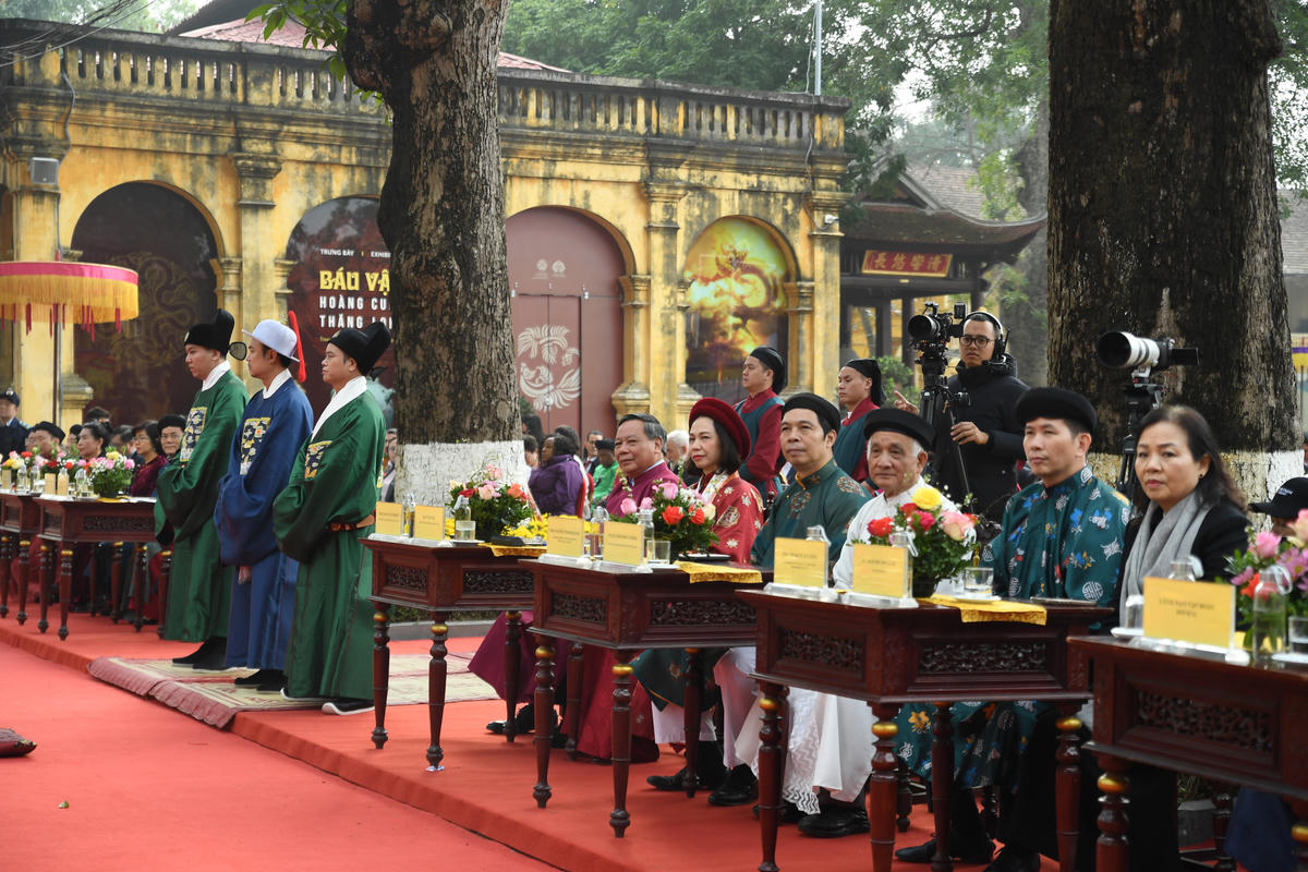 Các đại biểu dự&nbsp;lễ “Tống cựu nghinh tân”, tiễn năm cũ, đón chào năm mới. Ảnh: Phạm Sỹ.