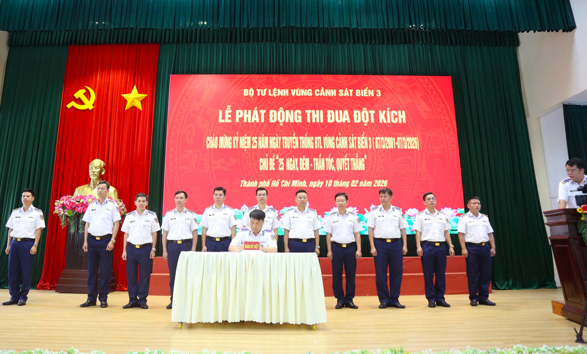 Đại diện các cơ quan đơn vị trực thuộc Vùng ký kết giao ước thi đua. Ảnh: Mai Huân.