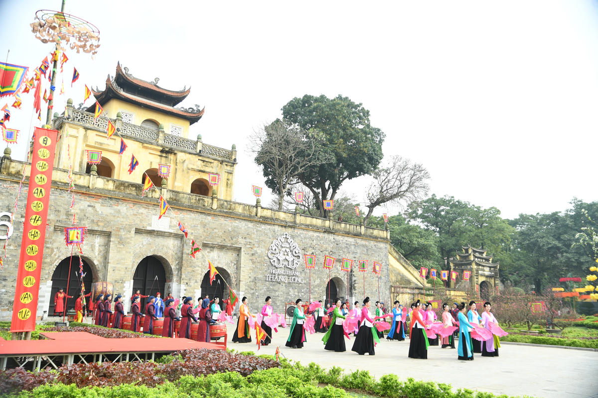 Sự kiện tái hiện đã mang đến cho du khách một góc nhìn chân thực về công tác canh phòng thời xưa, với đội ngũ lính gác trong trang phục chỉnh tề, vũ khí sẵn sàng, thực hiện nghi thức giao ca theo đúng trình tự truyền thống. Ảnh: Phạm Sỹ.