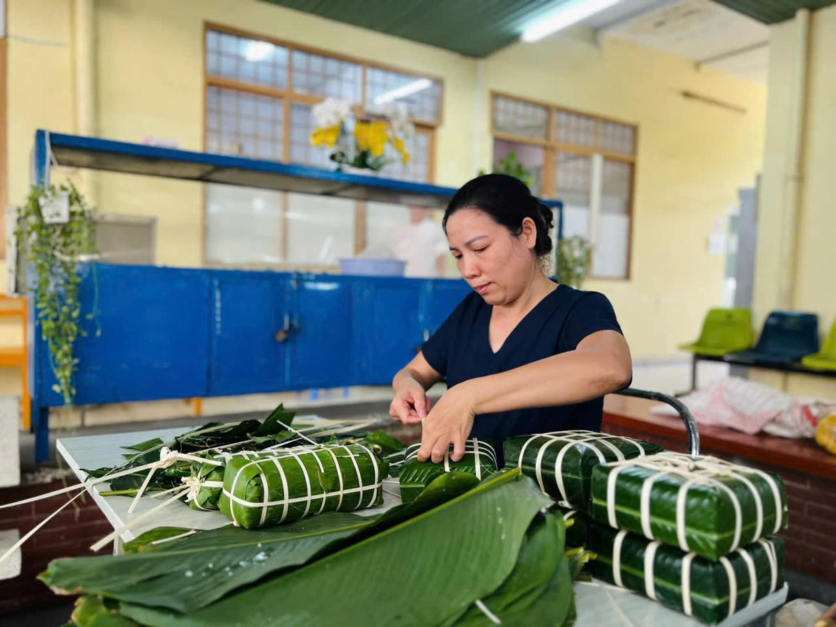 Qua những đôi bàn tay khéo léo, những cái bánh chưng, bánh tét được hoàn tất một cách trọn vẹn. Ảnh: T.L