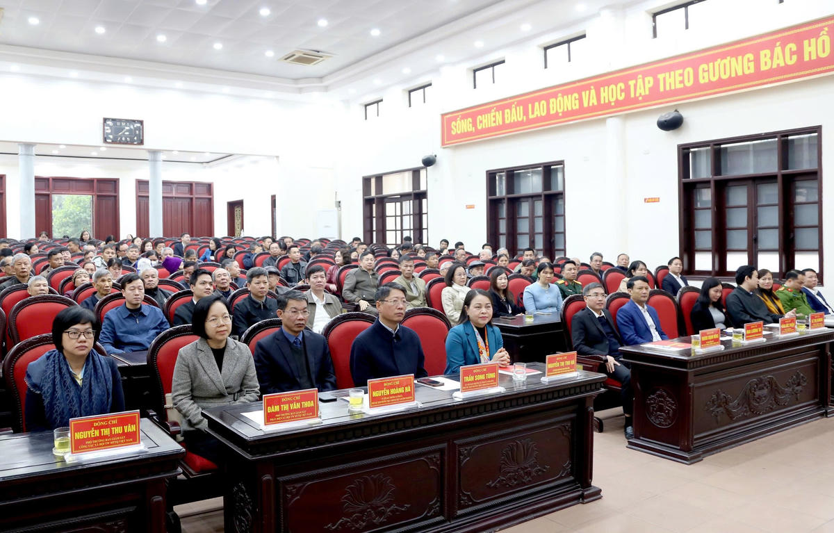 Phó Chánh Văn phòng Thường trực Văn phòng Trung ương Đảng Nguyễn Thị Thu Hà thăm, chúc Tết và trao quà Tết cho các gia đình tại phường Trung Sơn. Ảnh: Văn Huỳnh